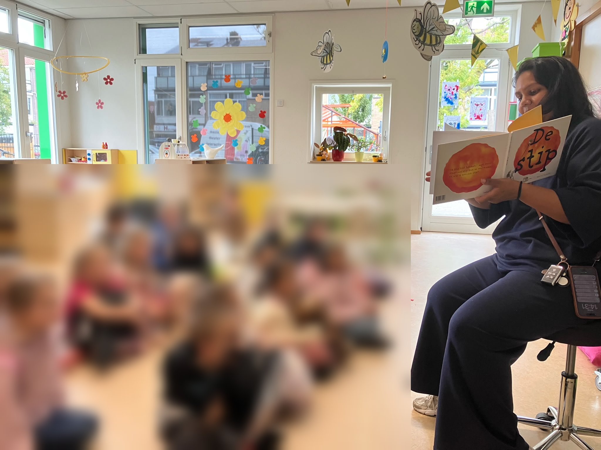 Mohini leest De Stip voor aan de klas